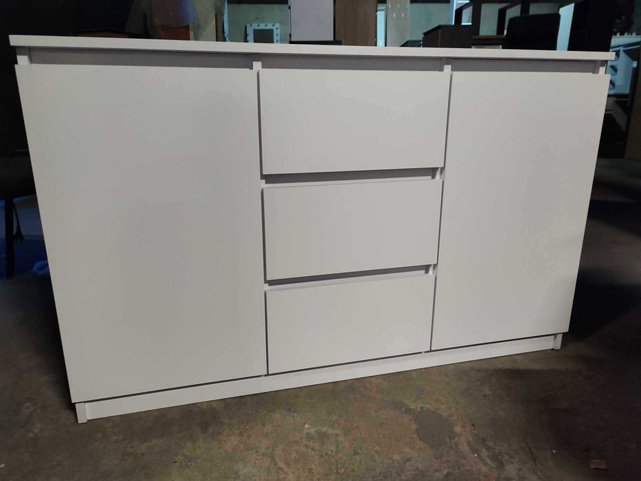 Sprzedam Komodę Kolorze Bieli 2 Pary Drzwi, 3 Szuflady