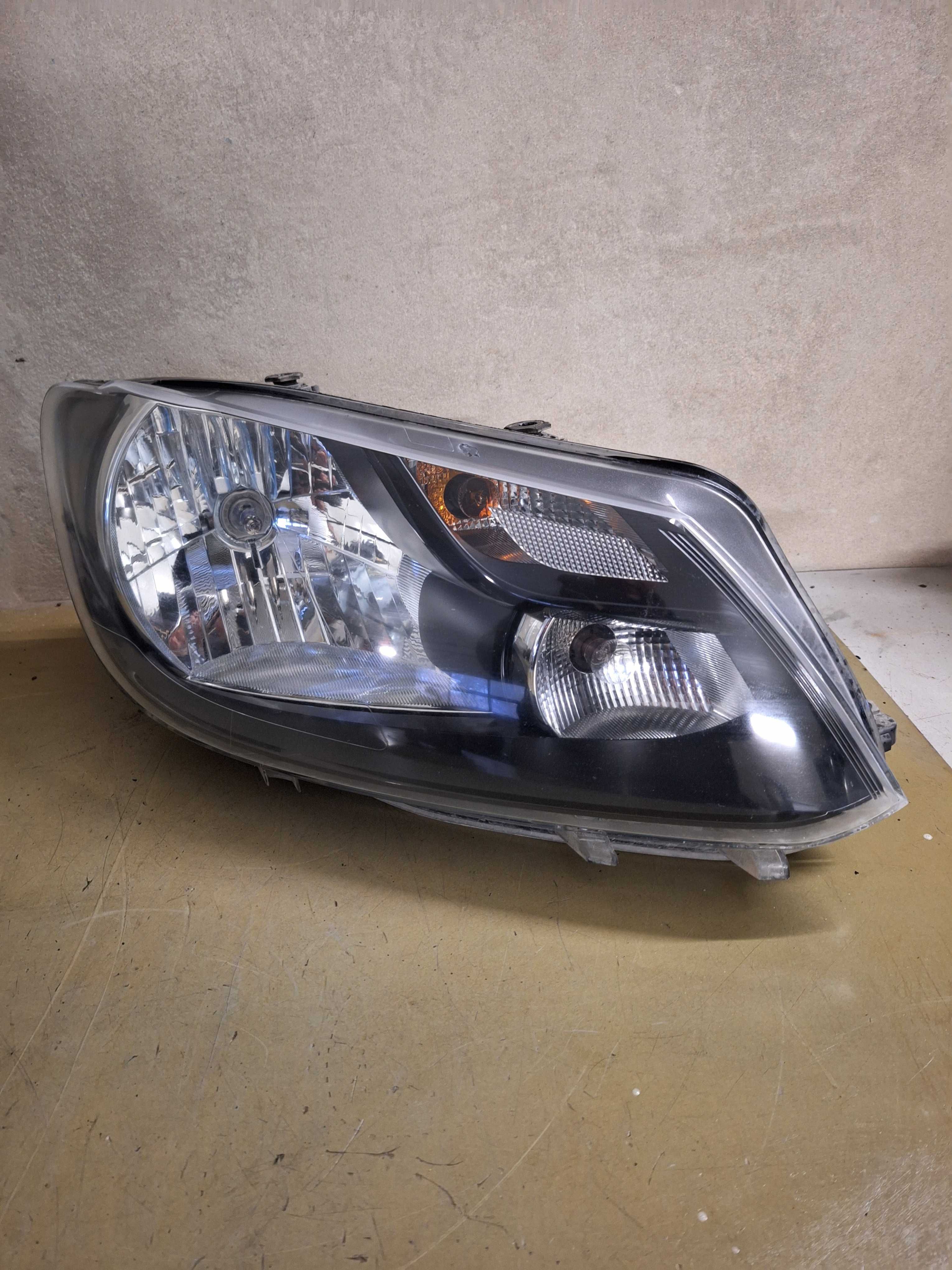 Lampa prawa  vw caddy 10-15r oryginał europa