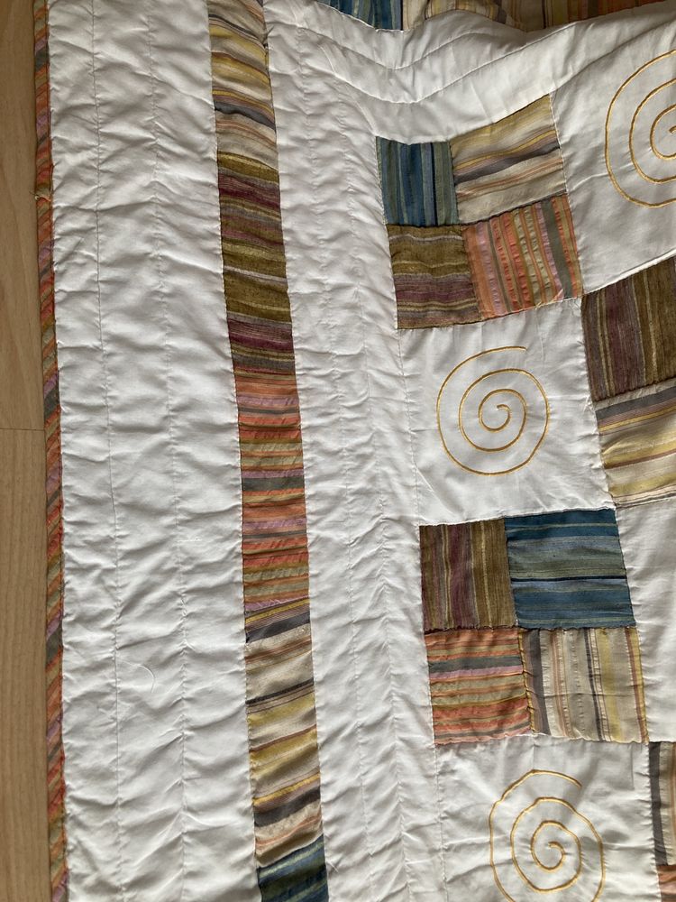 Narzuta patchwork z dwoma poszewkami na poduszkami