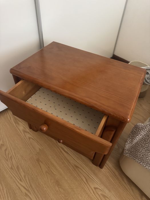 Mesa de cabeceira em madeira de cerejeira