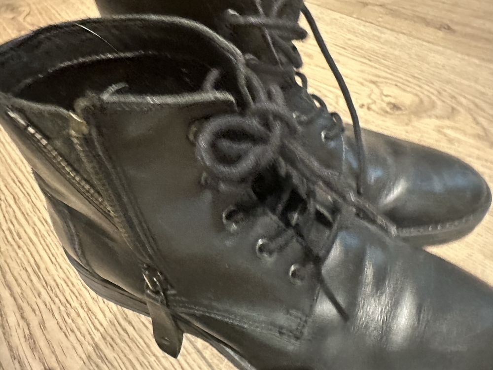 Botas pretas pele rapariga