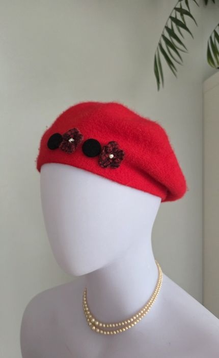 Czerwony beret z aplikacją unikat angora wełna