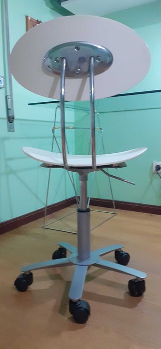 Mesa, cadeira de secretária, e estante.