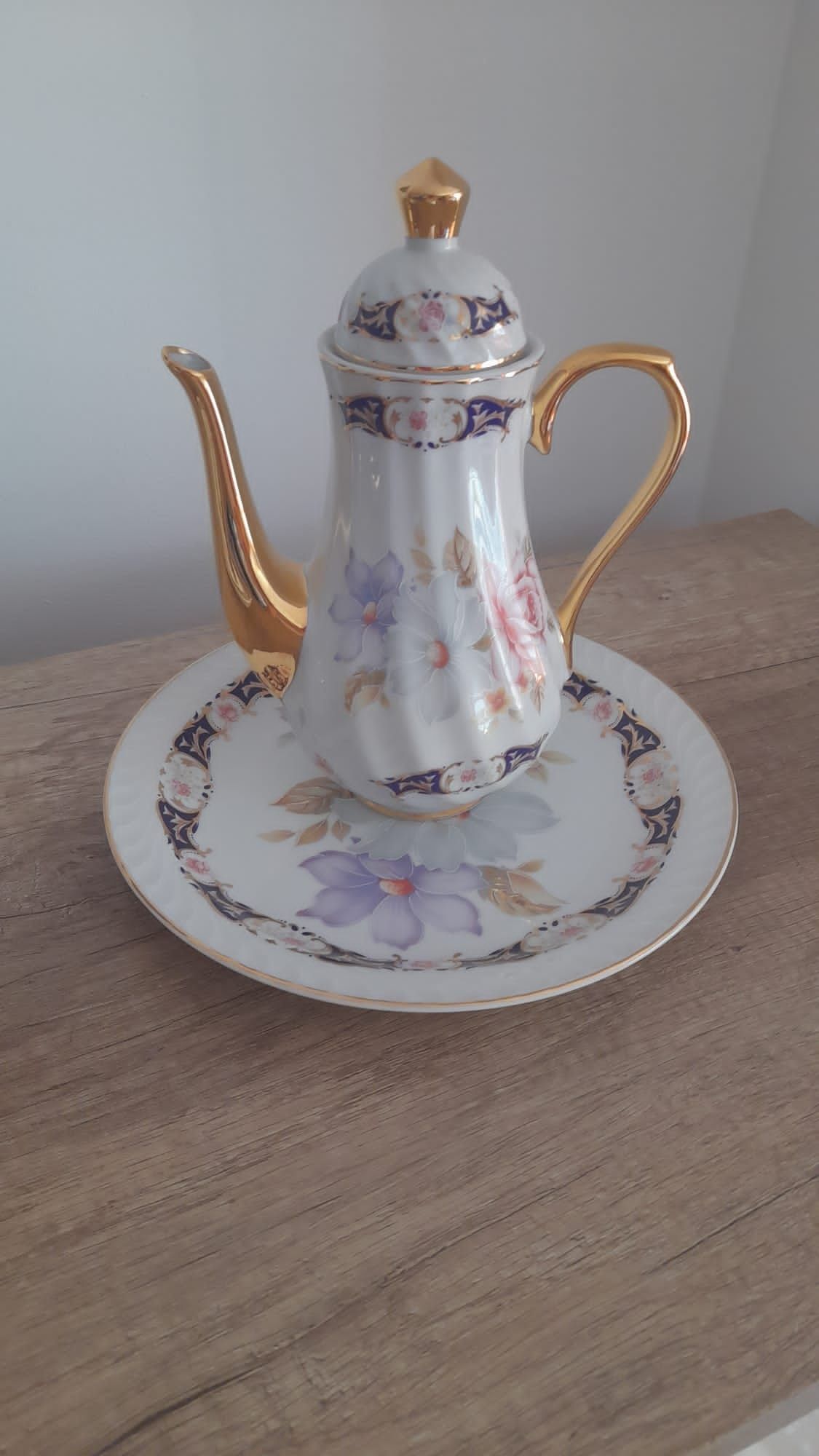 Bule com prato de porcelana da marca JSB