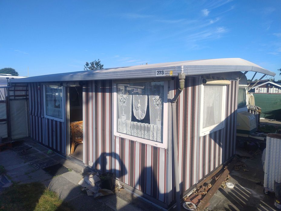 Przyczepa kempingowa Eriba. stacjonarna zimowy dach zimowy przedsionek