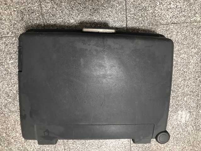 Mala viagem preta, da conceituada marca francesa Delsey, modelo Club