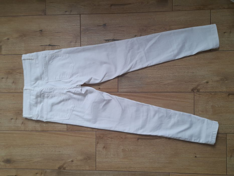 Białe spodnie jeans