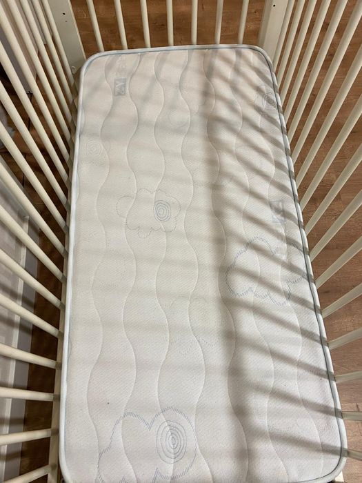 Berço de bebe / Cama de bebé + colchão de molas