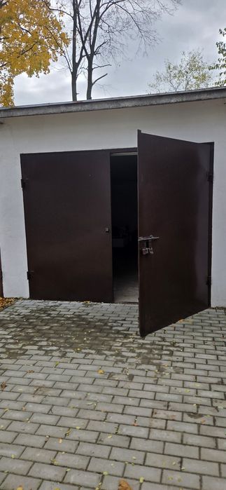 Garaż murowany przy stacji kolejowej Łowicz Przedmieście