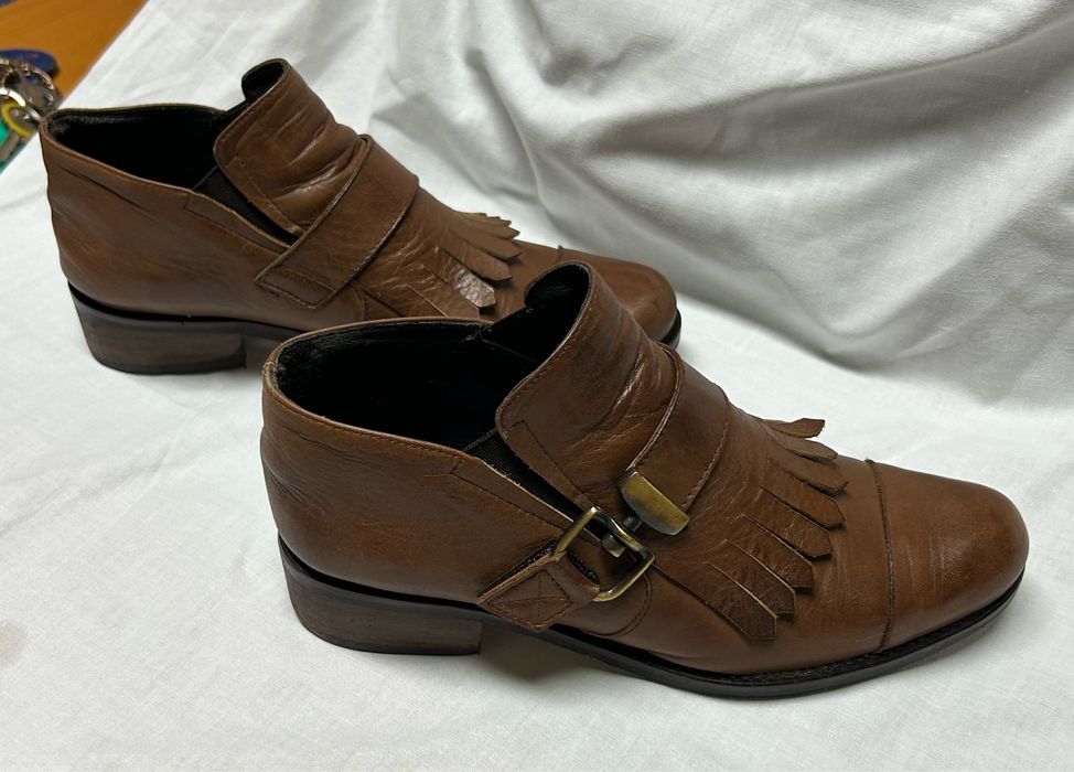 Sapatos de luca em pele.