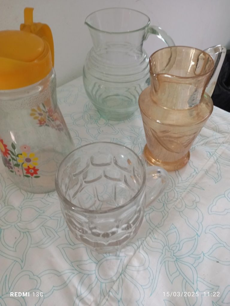 Conjunto de quatro jarras em vidro