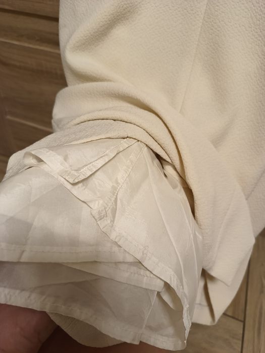 Damska prosta kremowa sukienka z kołnierzykiem w rozmiarze 38/M marki