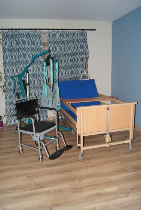 Łóżko rehabilitacyjne + materac + Podnośnik + stolik KOMPLET