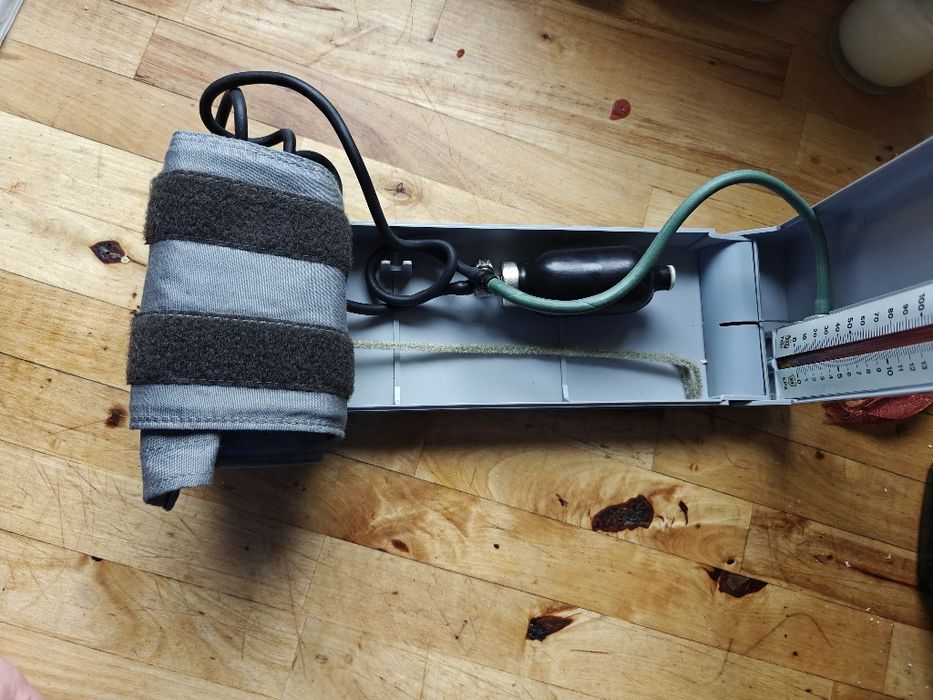 Cisnieniomierz ddr prl zabytkowy rok 88