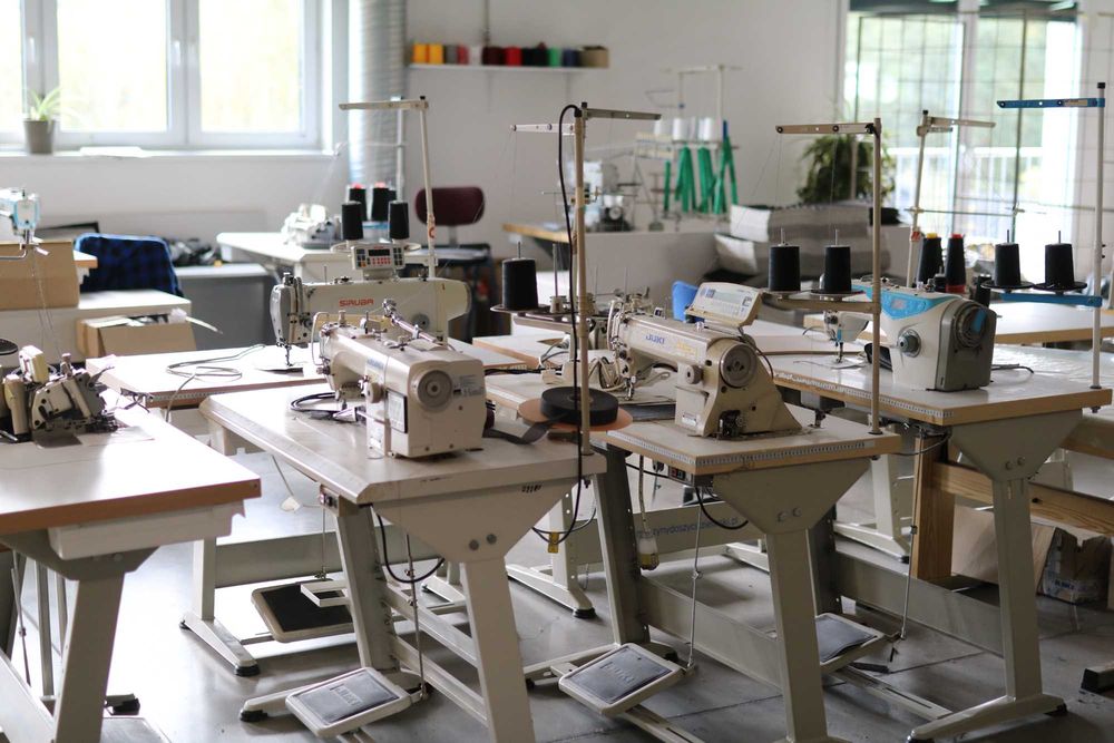 Likwidacja szwalni maszyny do szycia stębnówka overlock dwuigłówka