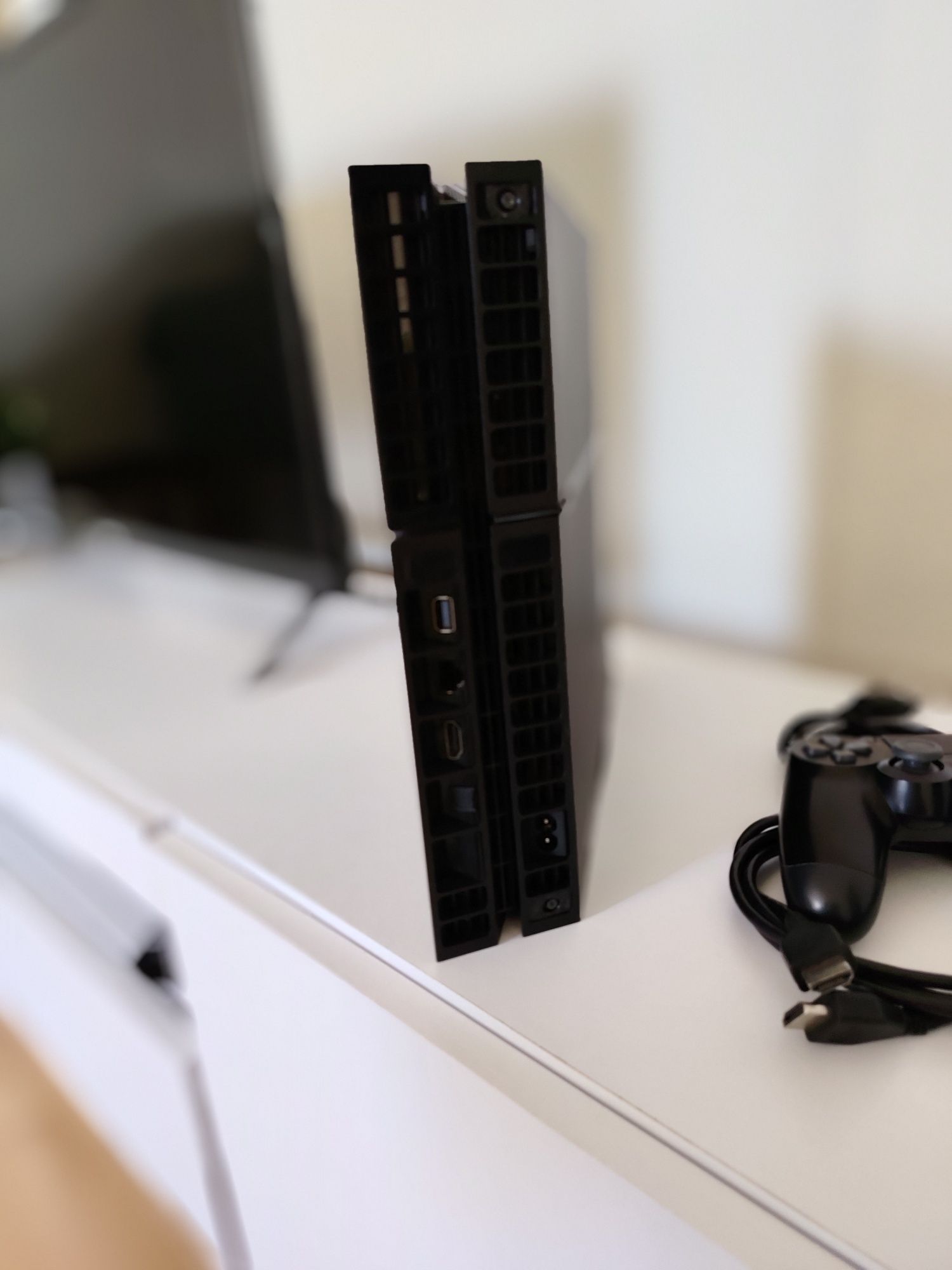 Ps4 com um comando, cabos e jogos baixados