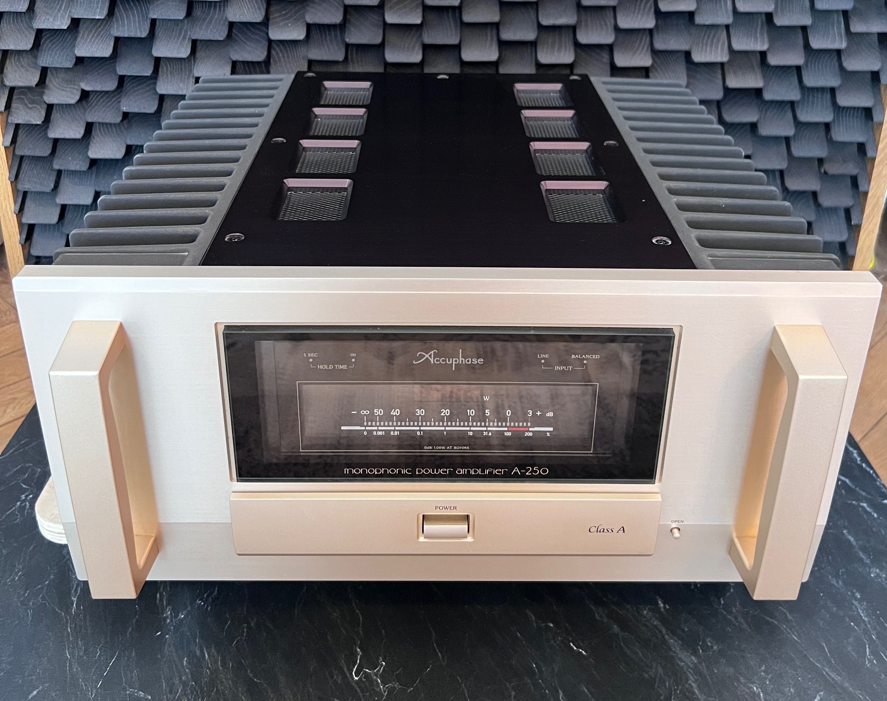 Accuphase A-250 mono - pure class A