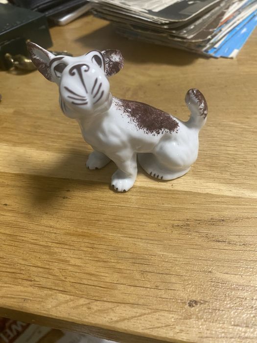 Porcelanowa figurka terier
