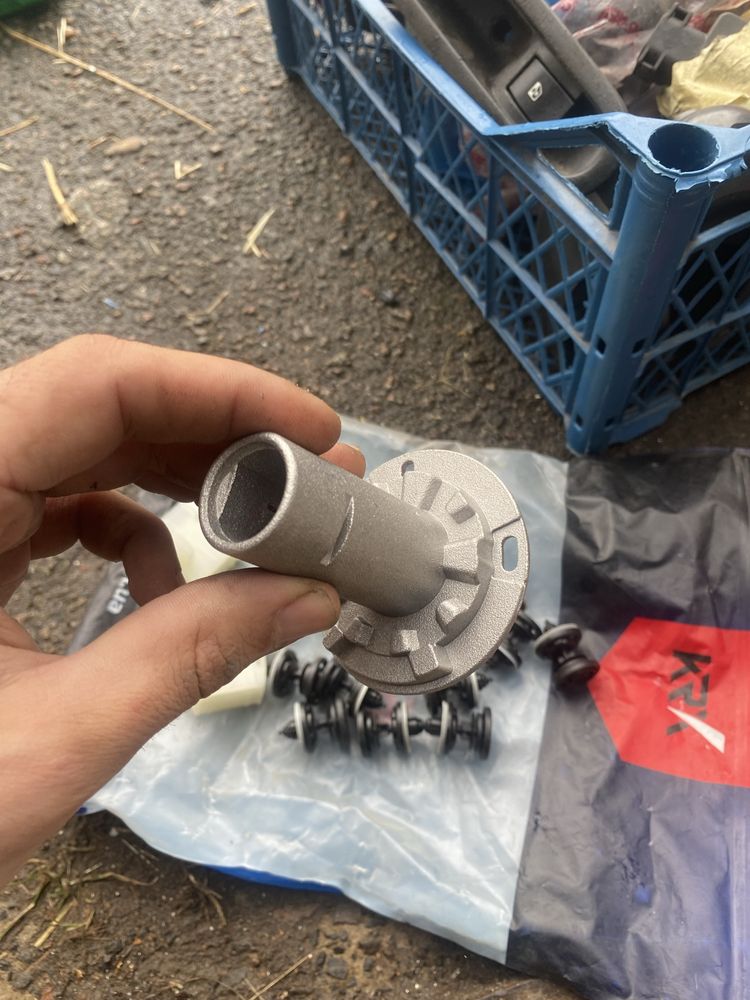Кліпси обшивки дверей Transporter T5 Volkswagen 7L6868243 комлект 16 ш