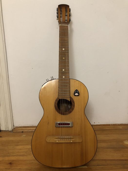 Радянська гітара зі звукознімачем