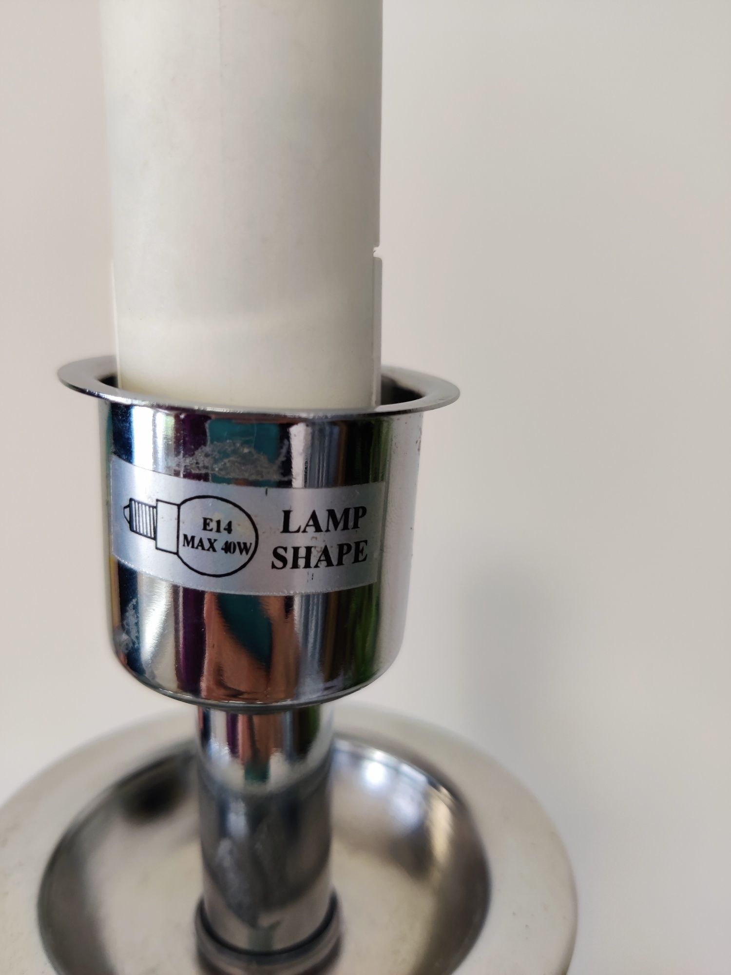 Wysoka lampa stojąca