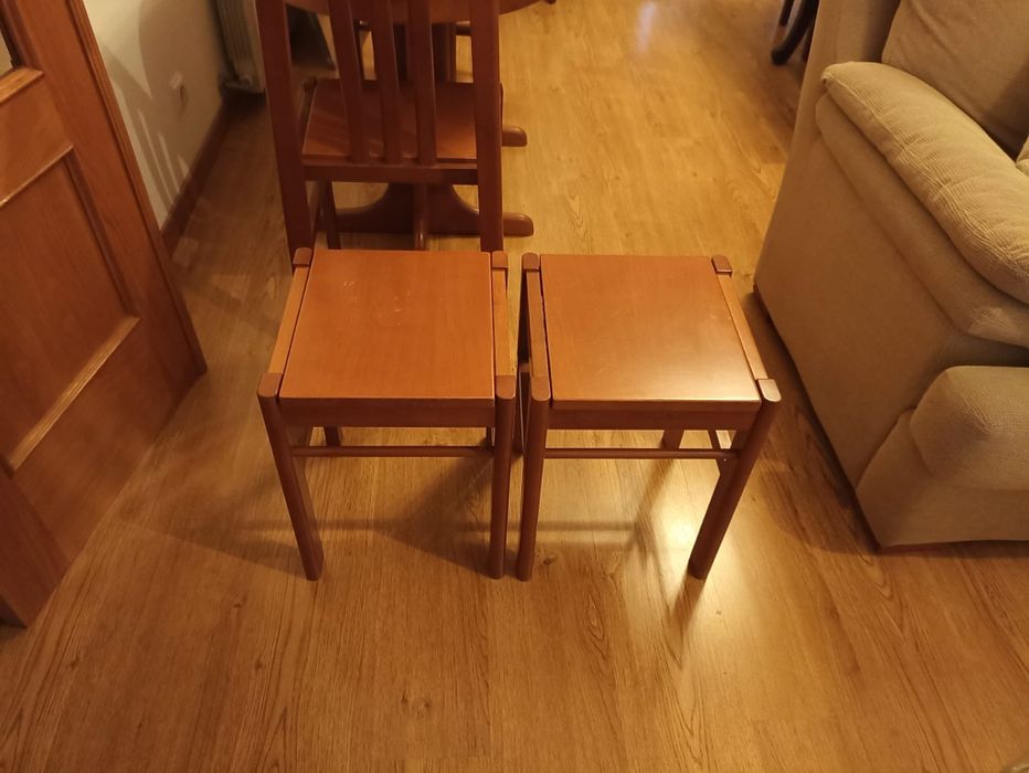 Mesa e cadeiras de cerejeira