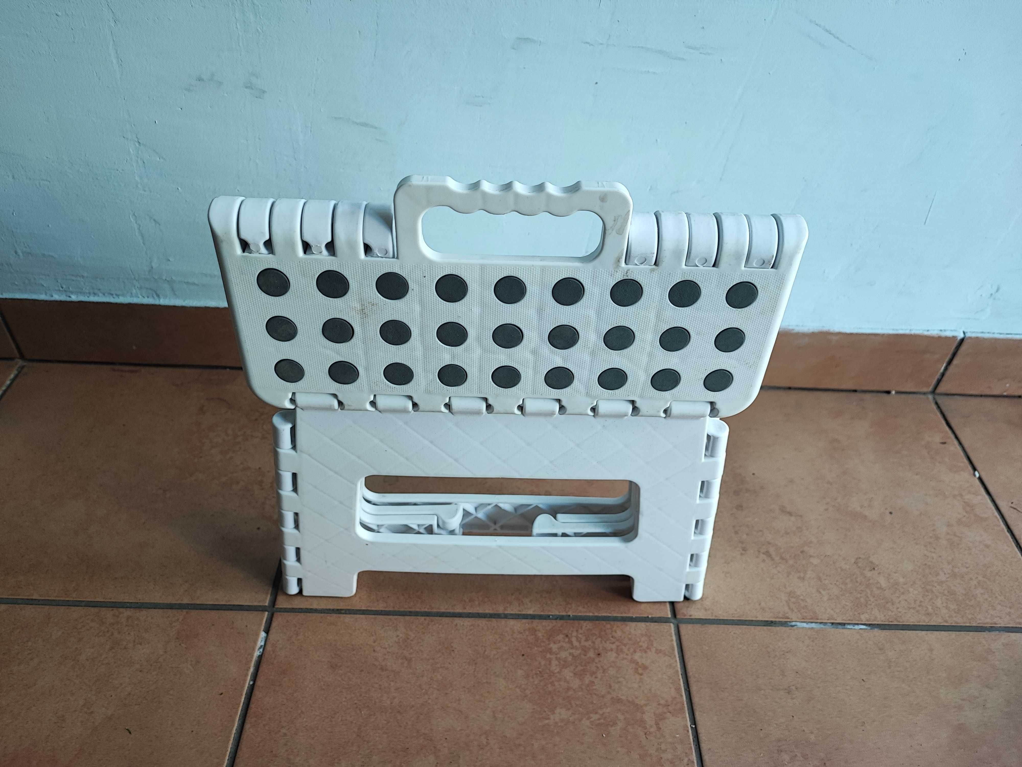 Taboret, krzesełko, stołek składany bialy