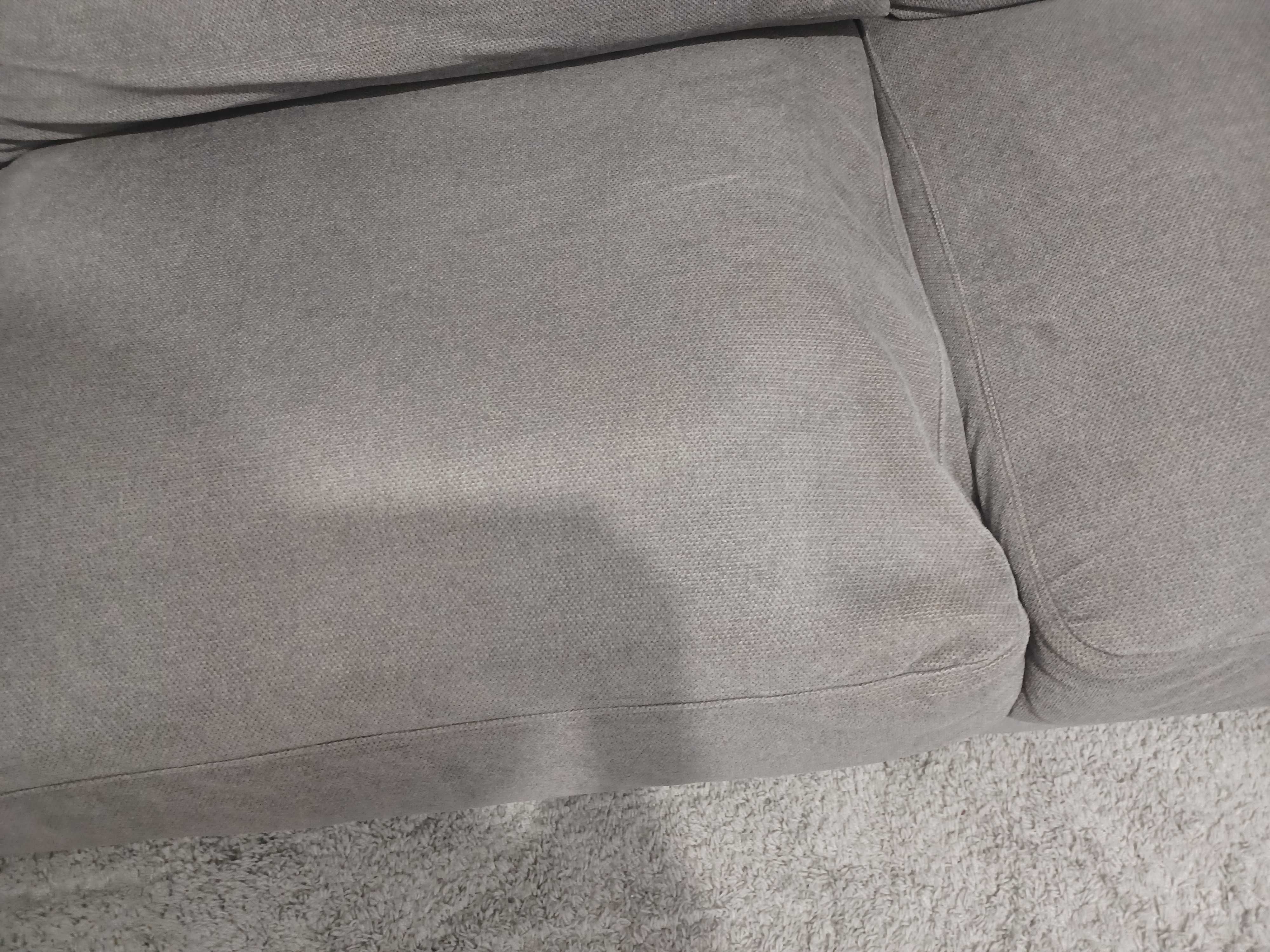 Sofa 3 lugares, usando.