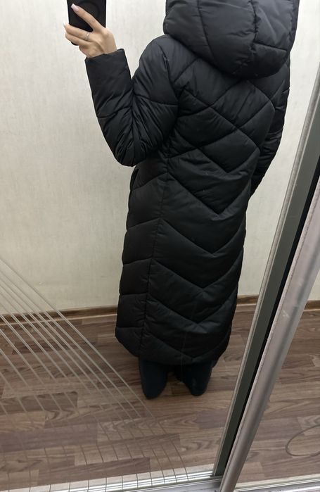 Довгий зимовий пуховик