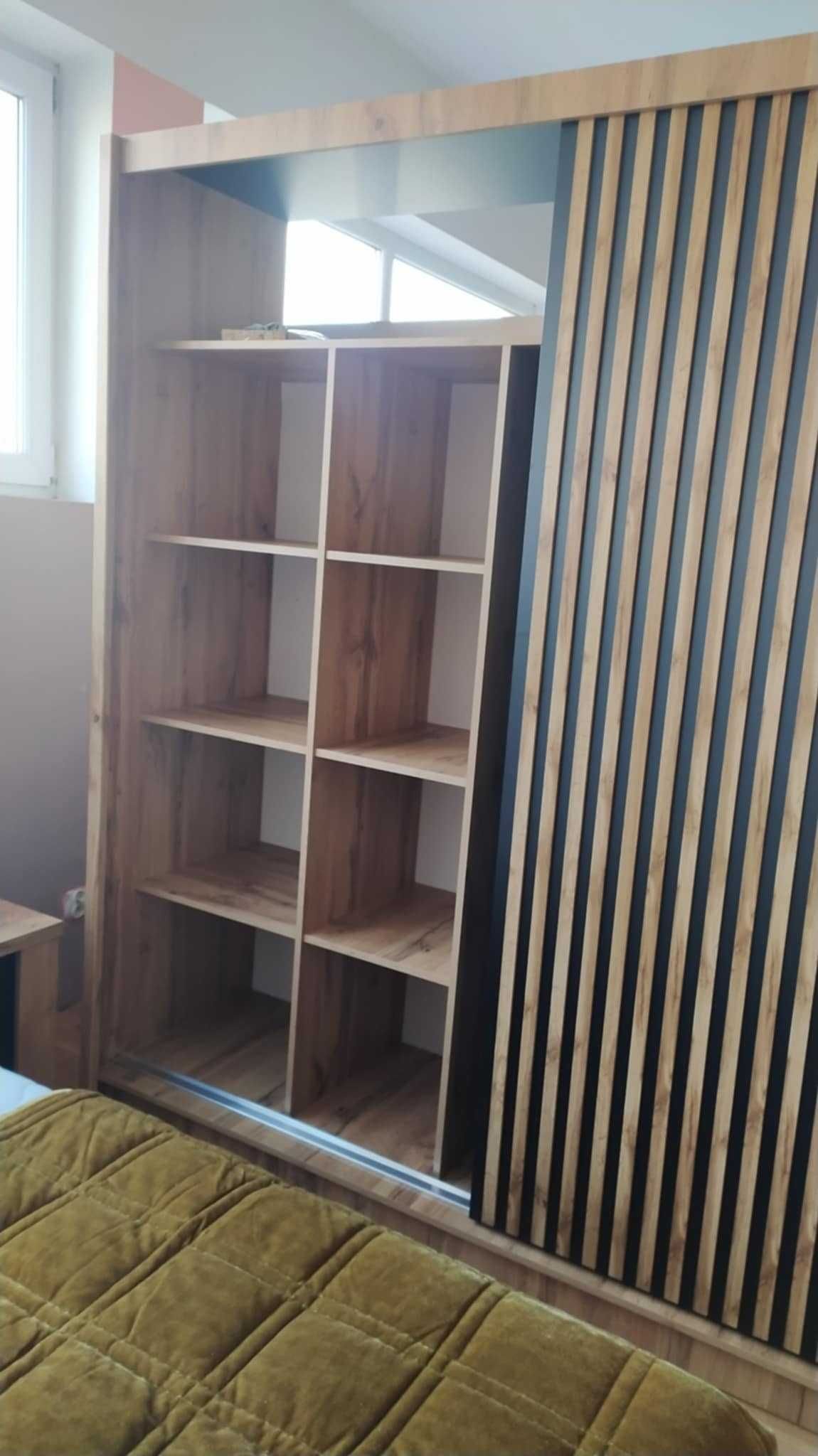 Sprzedam dużą przesuwną szafę z lustrem i lamelami - NOWA