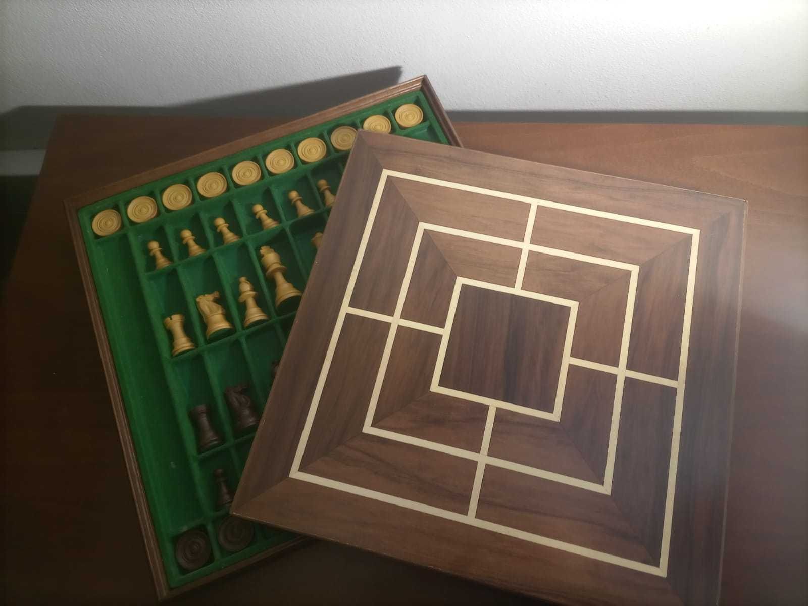 Caixa Tabuleiro de Xadrez/damas com peças