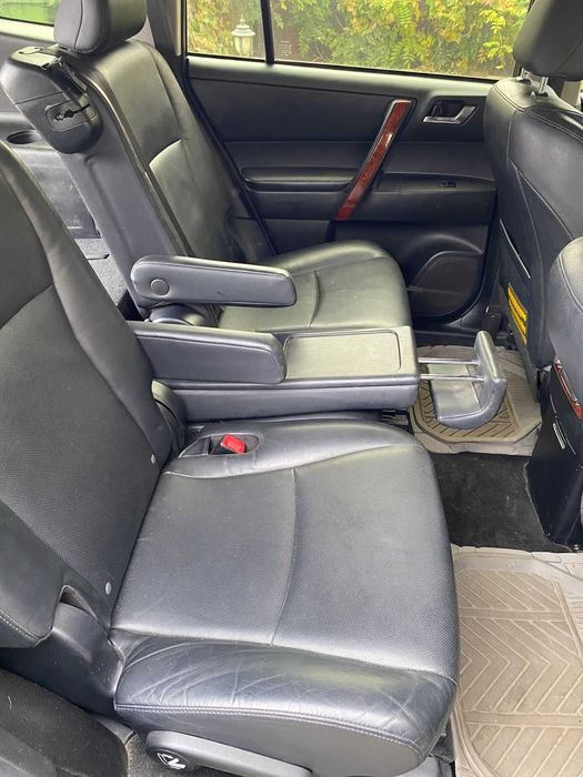 Продам Тойота Хайлендер 2012