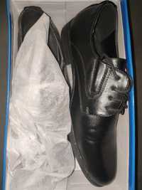 Czarne buty lakierowane wysokiej jakości