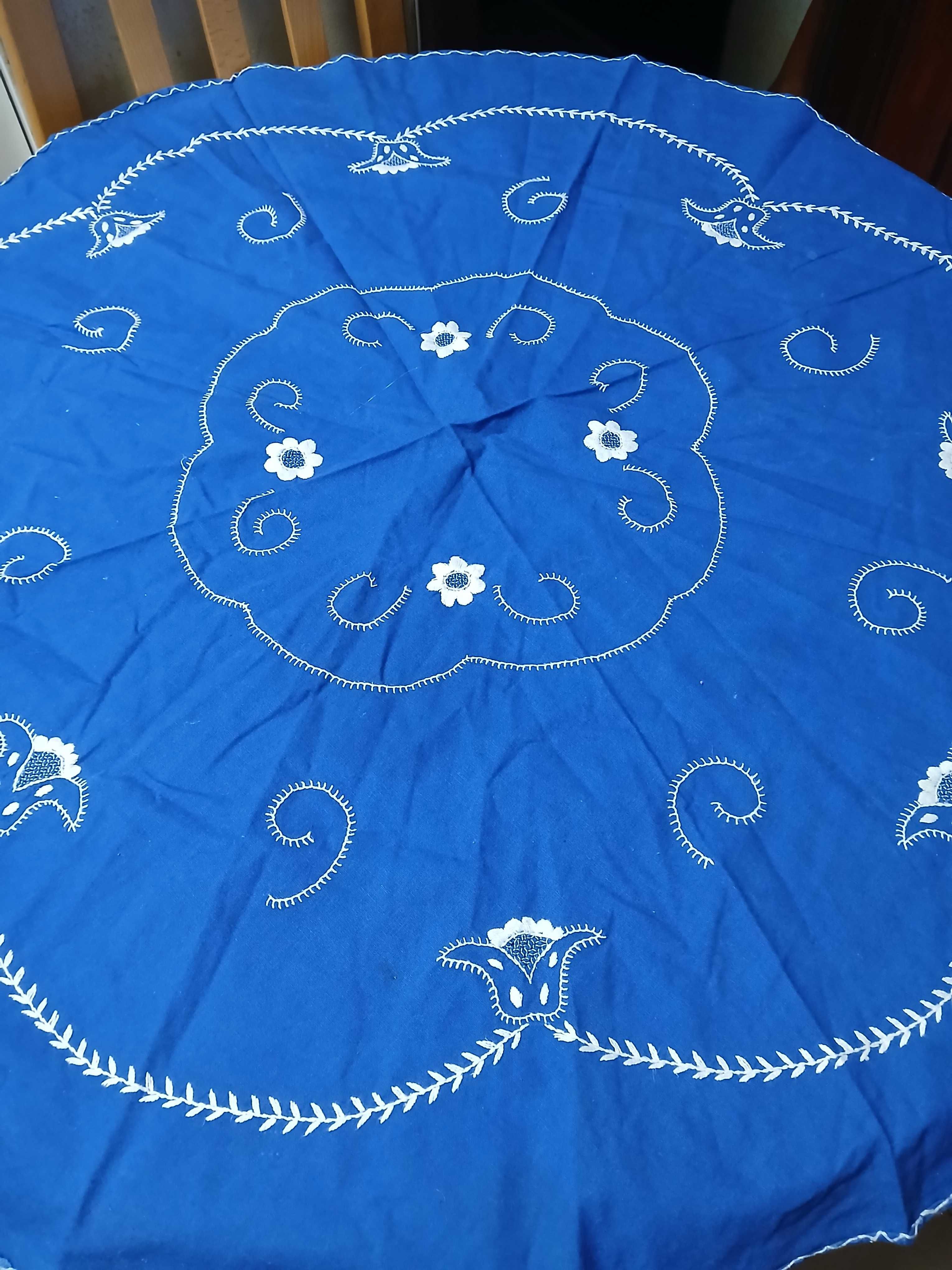 Toalha redonda, azul com bordado à mão (+/- 1m por 1m)