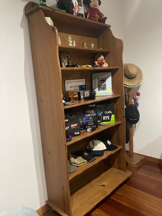 Vendo quarto de criança com marcas de uso