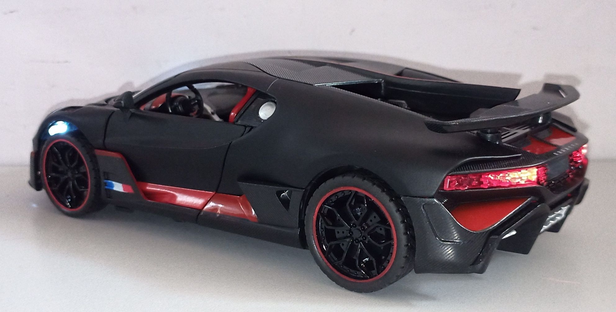 Машинка BUGATTI DIVO модель 1:24 "Автосвіт". Металл, звук, свет