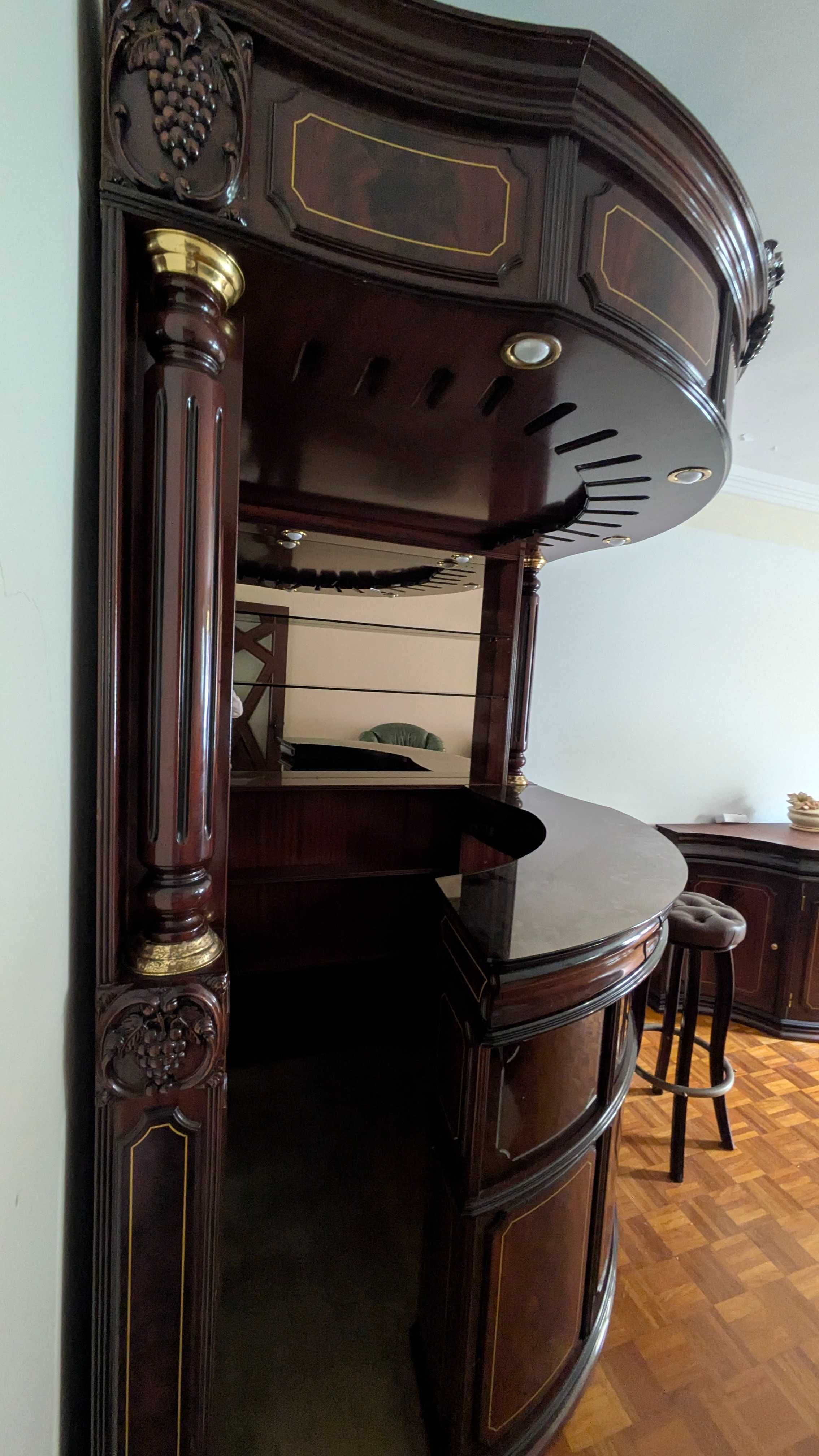Conjunto de bar clássico em madeira maciça + 2 bancos altos