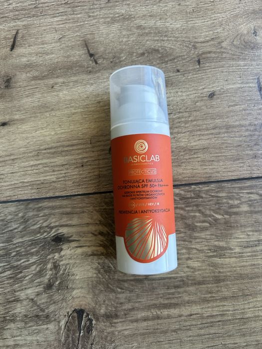 Tonujaca emulsja ochronna spf 50 Basiclab 50 ml