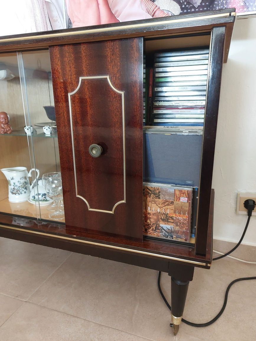 Vitrine vintage com portas de correr e luz