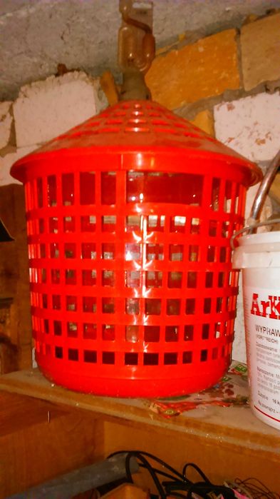 butla-gąsior w plastikowym koszu 34l