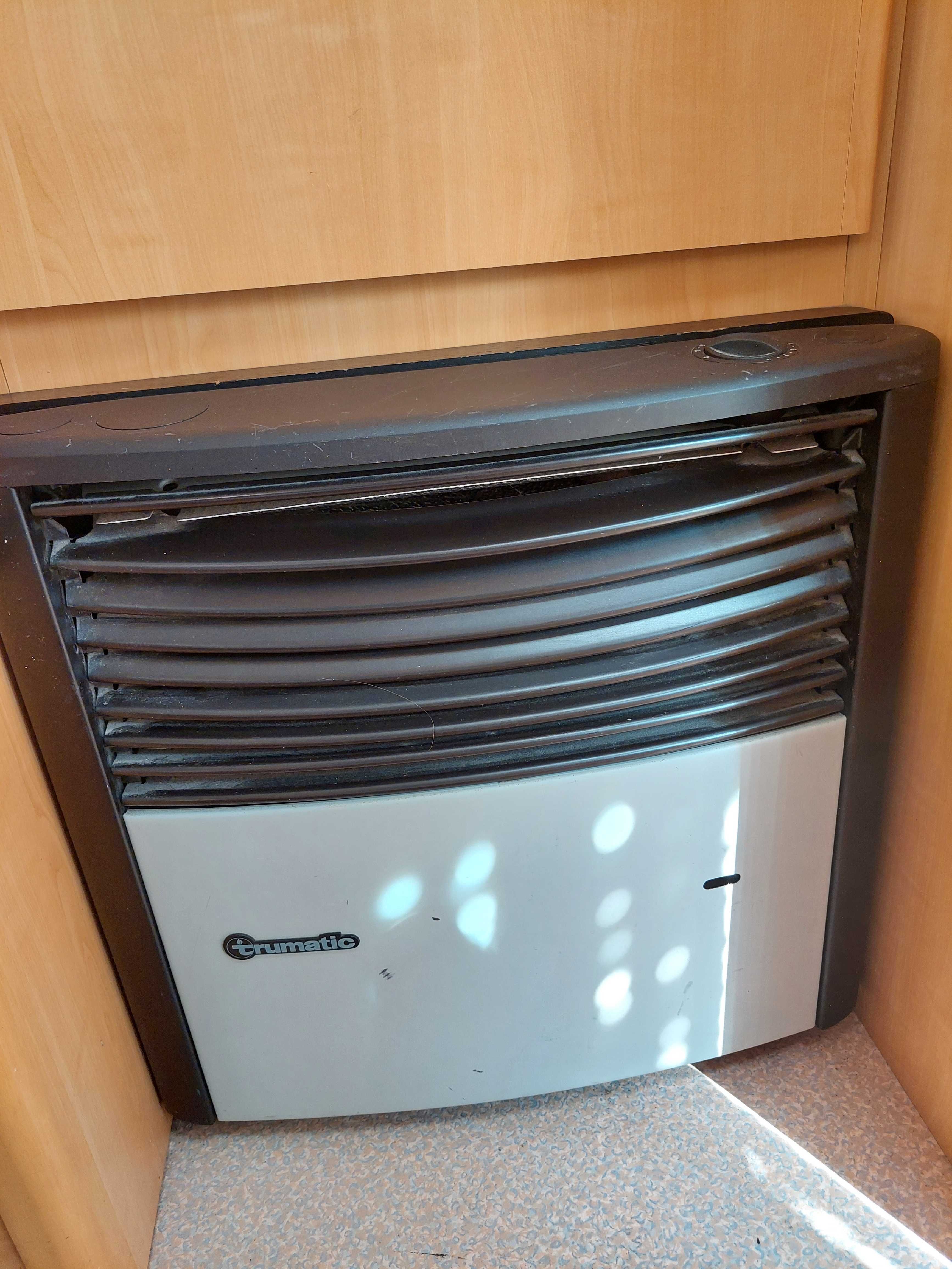 Przyczepa kempingowa Caravelair Universe 425 z łazienką 4 osobowa