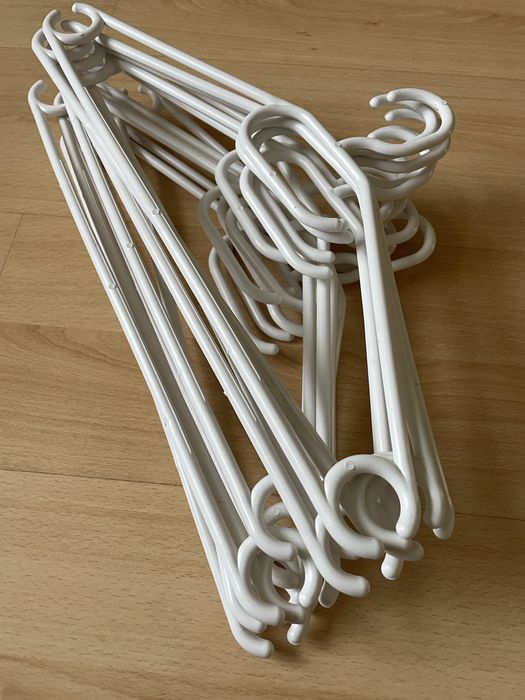 Wieszaki białe plastikowe