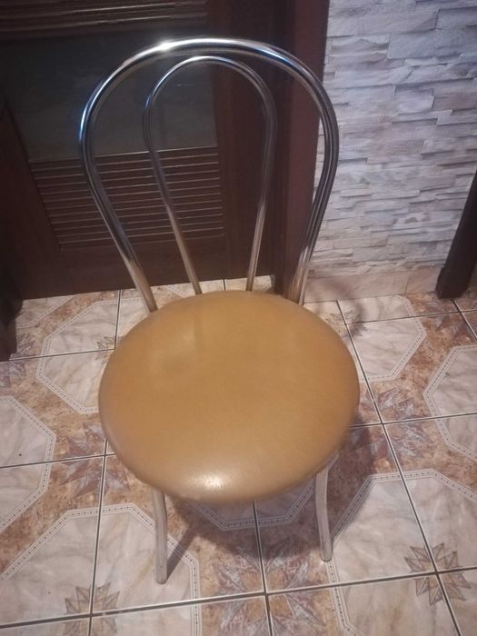 Krzesło z chromowanymi nogami