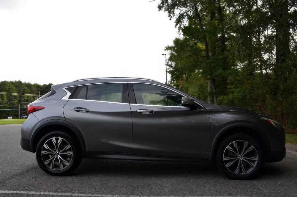 INFINITI QX30 Premium      2017