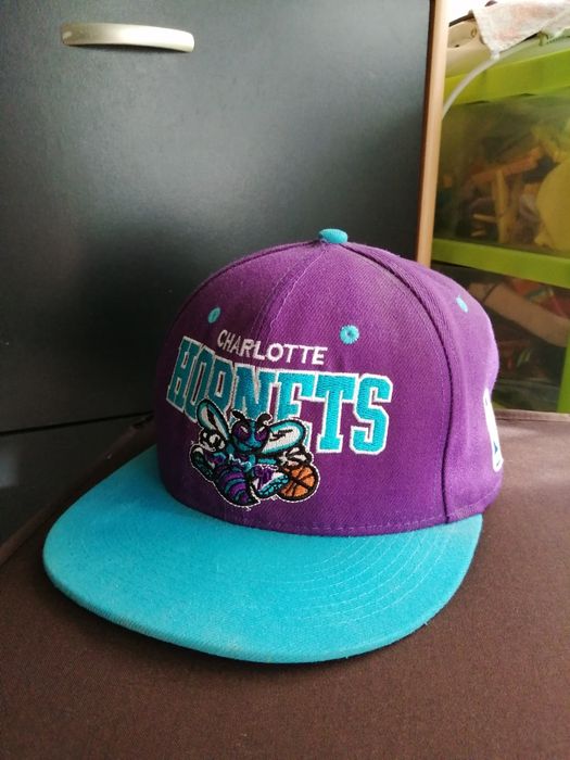 Vários caps e snapbacks