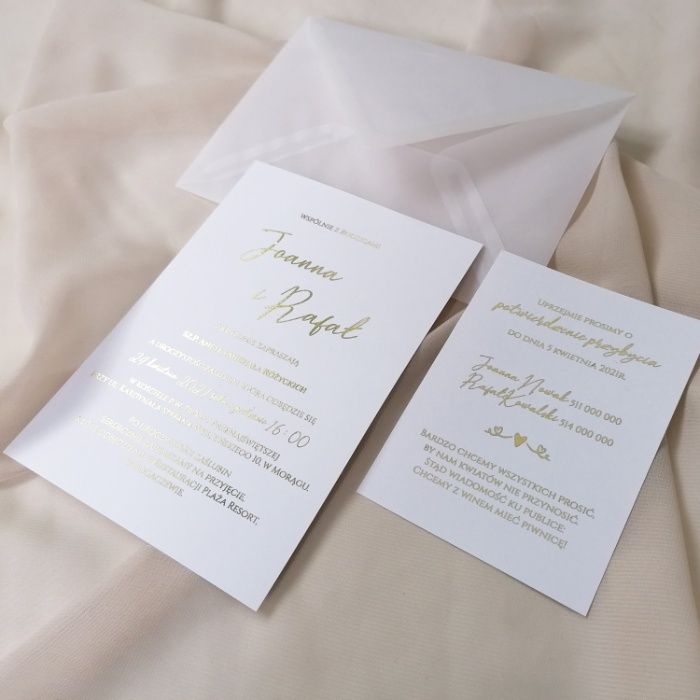 Zaproszenia ślubne ze złotymi napisami i kopertą z kalki