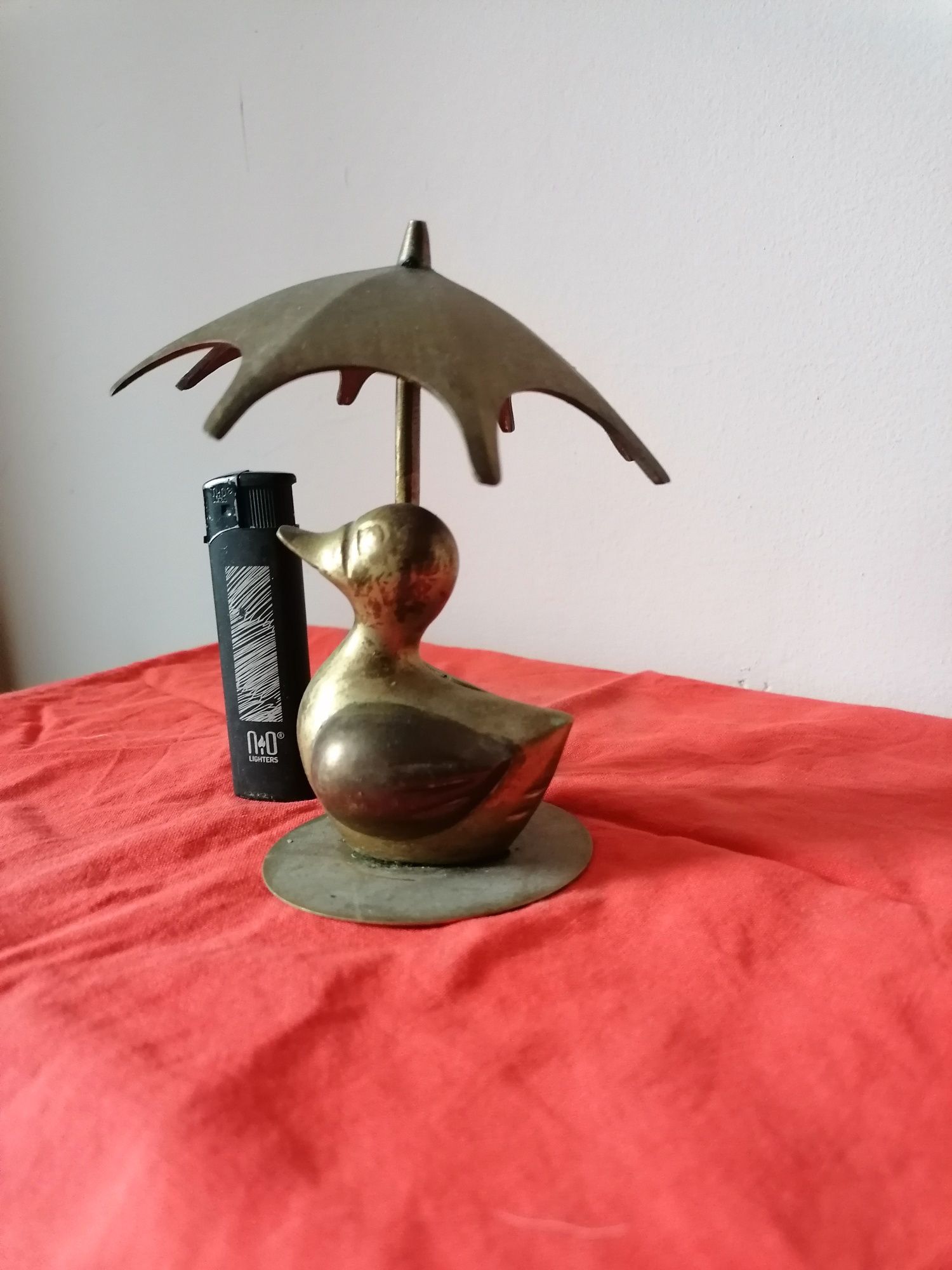 Mosiężna kaczka z parasolem
