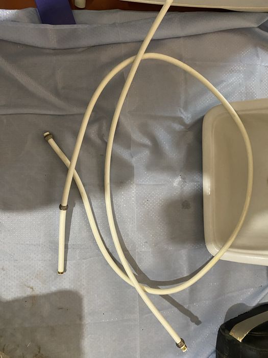 бачок для унитаза, шланг и лейка для душа,трубы,батарея