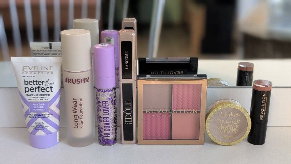 Sprzedam zestaw kosmetyków idealny do wykonania pełnego makijażu