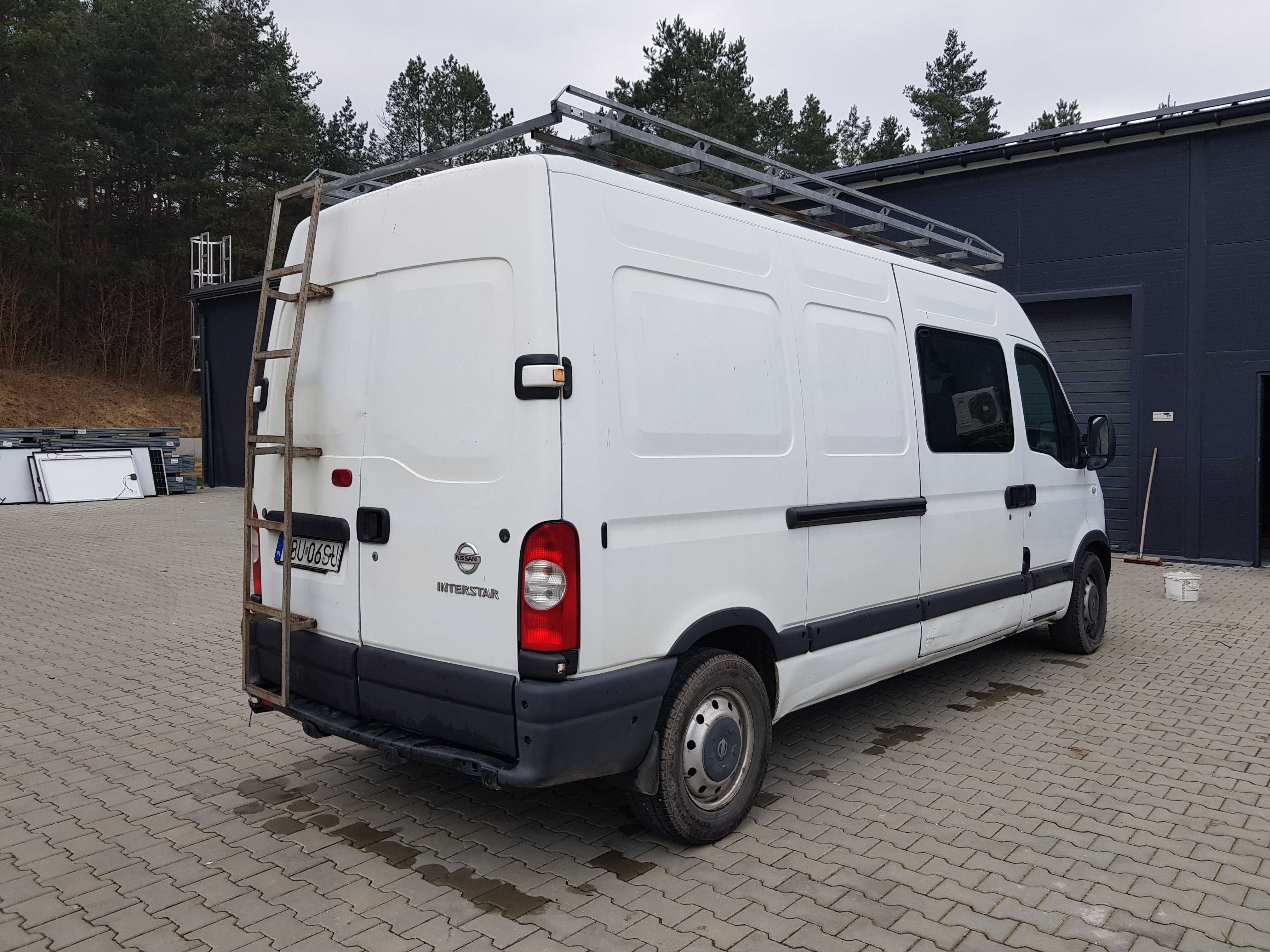 Nissan Interstar 3-osobowy, bagażnik dachowy.